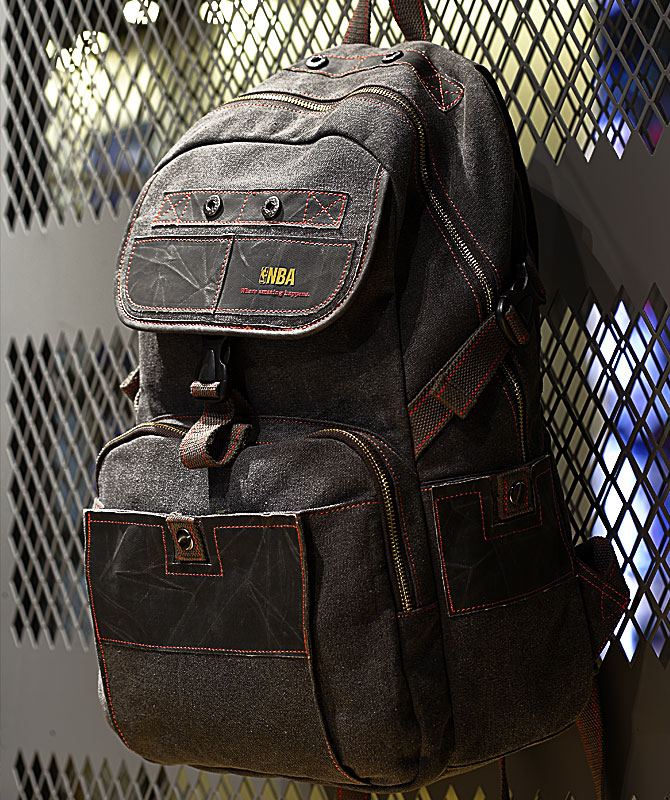 黑眼睛广告为NBA拍摄的双肩包