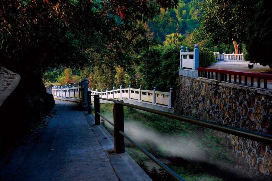 黑眼睛广告为灵光寺景区拍摄的扎马坑小溪