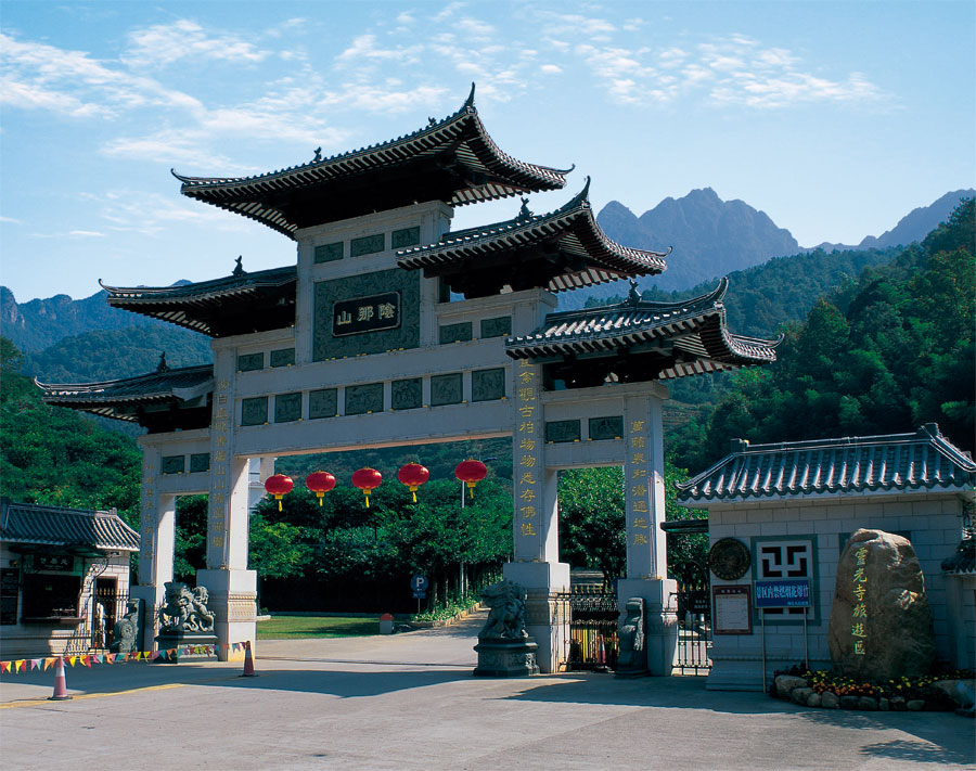   黑眼睛广告为灵光寺景区拍摄的山门