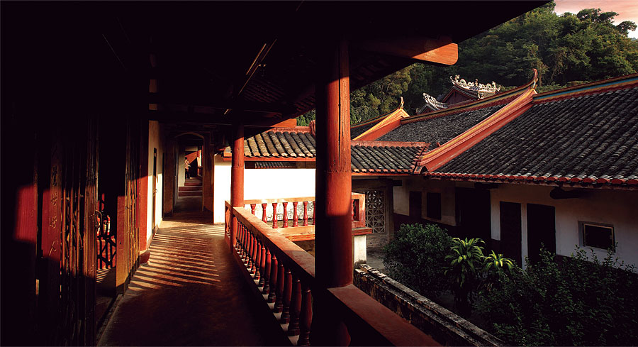  黑眼睛广告为灵光寺景区拍摄的夕阳下的经堂