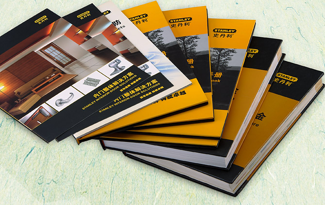 黑眼睛广告印刷的部分单张和精装书《史丹利五金手册》以及《史丹利工程手册》