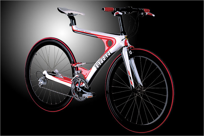 黑眼睛广告为法拉利拍摄的第一辆碳纤维自行车