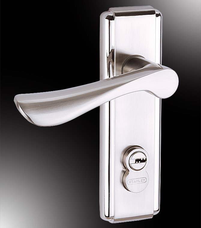 黑眼睛广告为史丹利拍摄的门把手