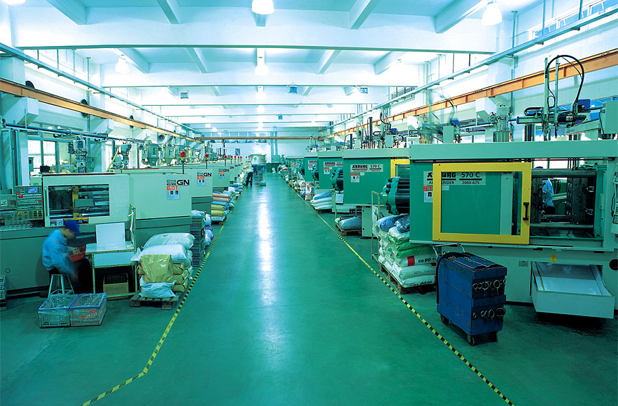 黑眼睛广告为新兴塑胶形象目录设计而拍摄的工厂内景之注塑车间