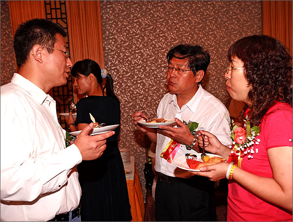 黑眼睛广告公司文总和黄秘书长、宣传部刘部长亲切交谈