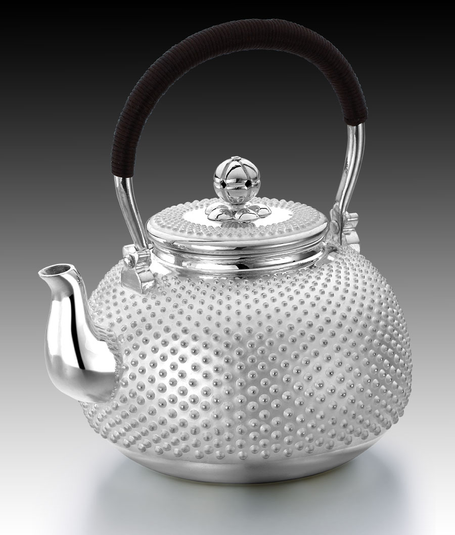 黑眼睛广告为长物堂拍摄的宫钉霰点提梁手工银壶