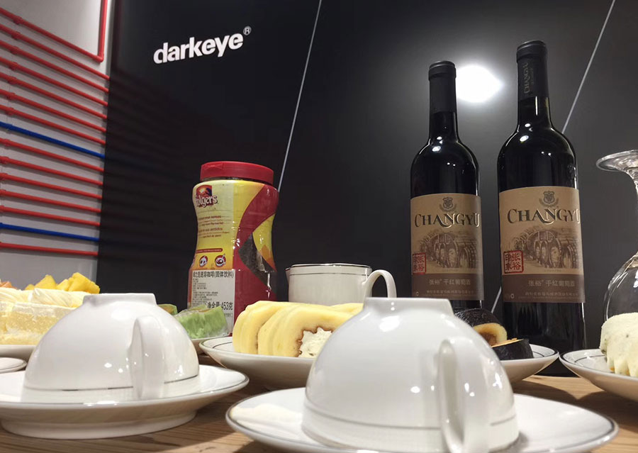 黑眼睛广告与约克动漫影视公司签署战略合作协议现场甜点