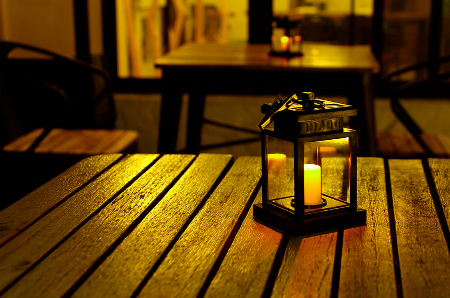 黑眼睛广告为倍绿拍摄的蜡烛灯应用场景图-夜晚