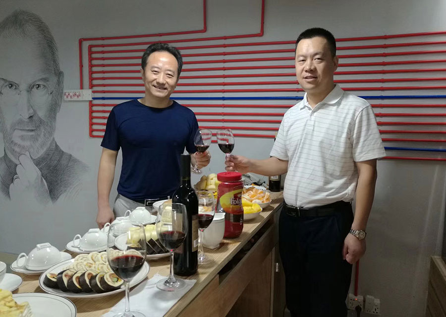 黑眼睛广告徐总监与约克动漫影视公司冯总碰杯